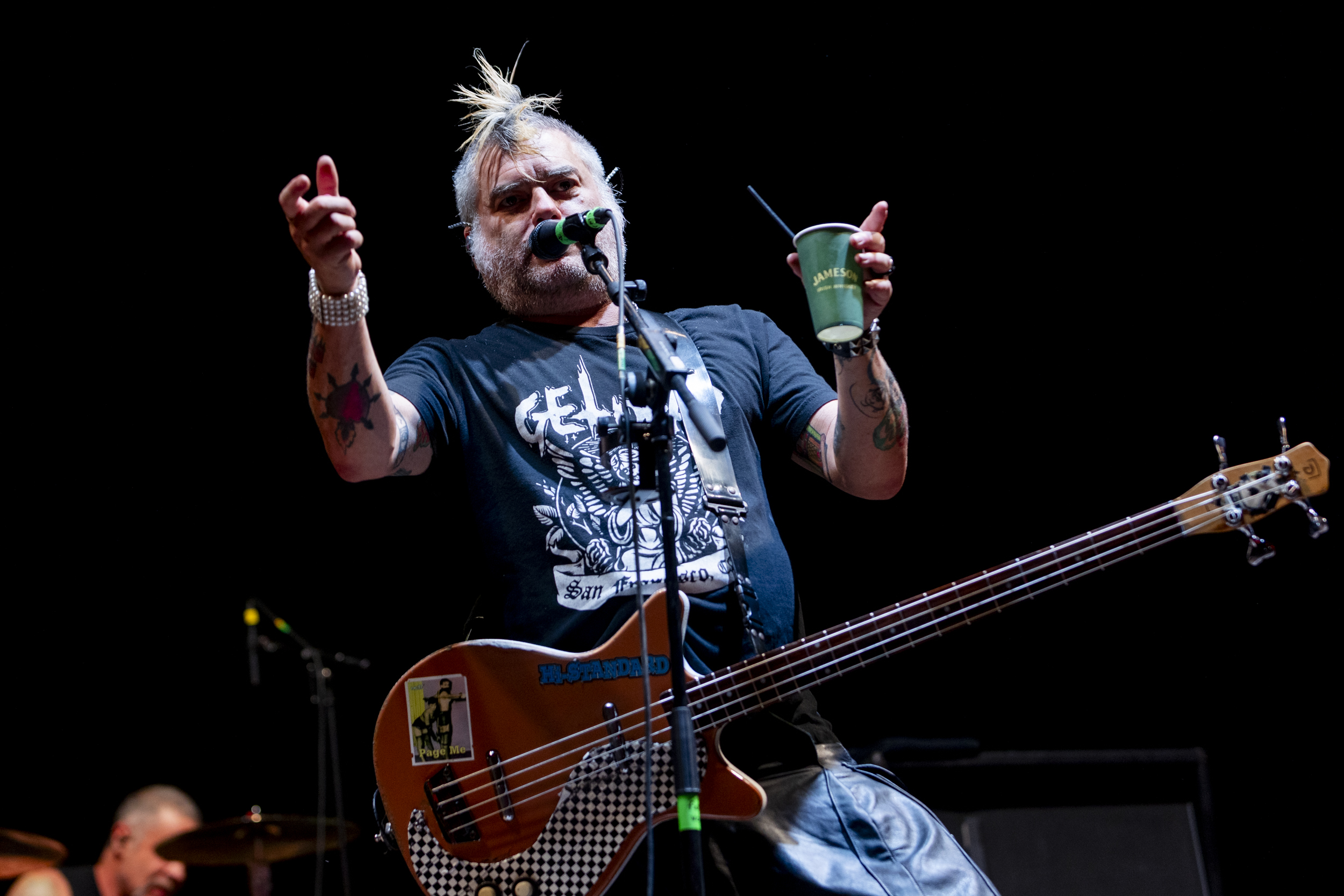 Fat Mike dei NOFX durante l'ultimo concerto in Italia della loro carriera